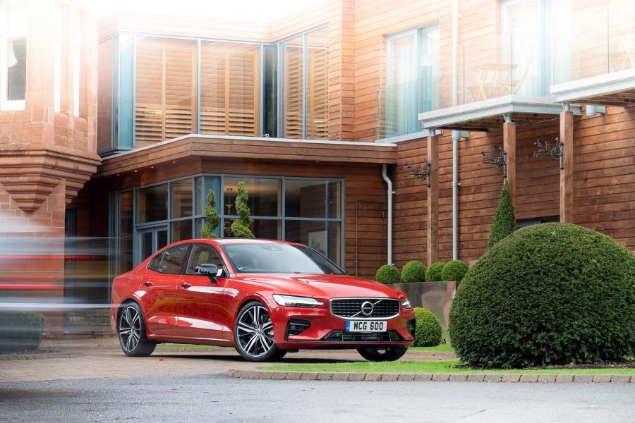  Volvo S60 T5 R-Design 2019 года  (UK) (фото 1 из 40)